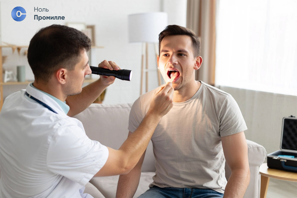 Врач осматривает мужчину дома