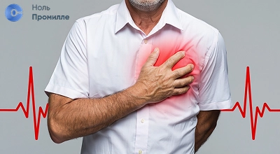 Мужчина средних лет с бородой в белой рубашке держится за грудь с выражением боли